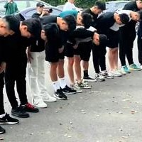 开云iOS-王钰栋等浙江队球员来到俱乐部，鞠躬默哀悼念布彭扎️