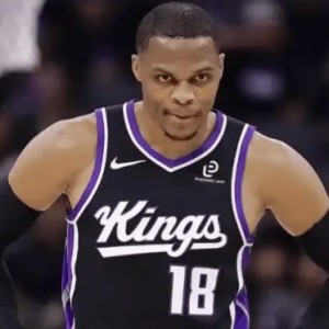 安卓APP-威斯布鲁克半场6投3中，三分5中3得到11分1篮板3助攻1抢断